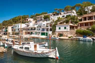 Mallorca 'daki Picturesque Akdeniz limanı. Figuera Koyu. Tekneleri yağmalıyor. İspanya