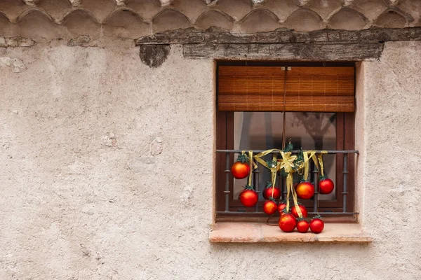 Outdoor Christmas Decoration Red Balls Garlands Decoration — Stock Photo, Image