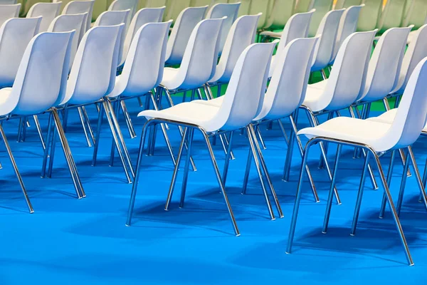 Bílé Židle Konferenční Místnosti Vnitřní Pracovní Prostor — Stock fotografie