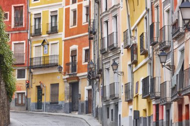 Cuenca Unesco 'nun eski kasabasında geleneksel çok renkli caddeler. İspanya
