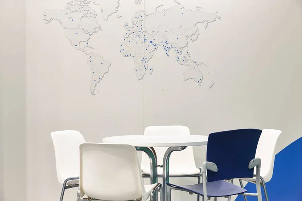 テーブル 世界地図付きの職場の白い部屋 — ストック写真