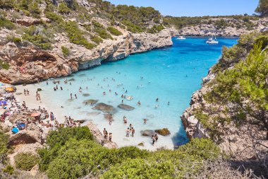 Mallorca 'da turkuaz sular. Moro plajı. Akdeniz kıyı şeridi. İspanya
