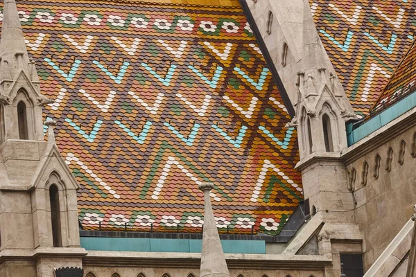 布达佩斯的圣马蒂亚斯新哥特式大教堂彩色尖塔 匈牙利 — 图库照片