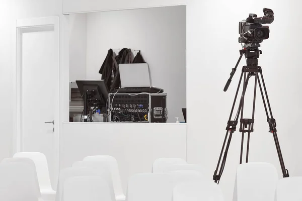 Kontrollrum Med Videokamera Konferenssalen Sändningsproduktion — Stockfoto