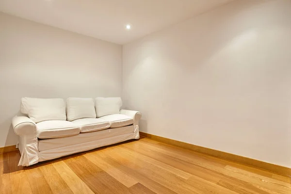 Chambre Blanche Vide Avec Canapé Parquet Appartement Intérieur — Photo