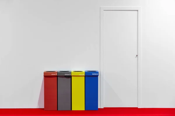 Weiße Wand Mit Tür Und Recyclingboxen Aus Karton Abfallbehälter — Stockfoto