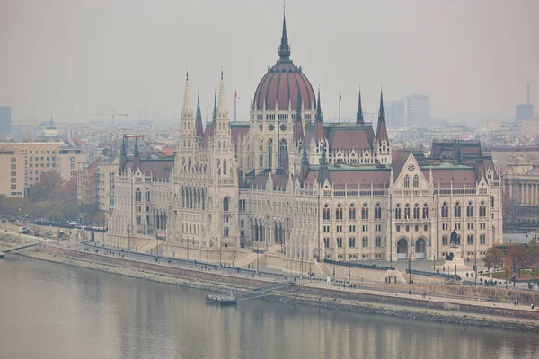 Parlamento Húngaro Río Danubio Budapest Día Niebla Invierno —  Fotos de Stock