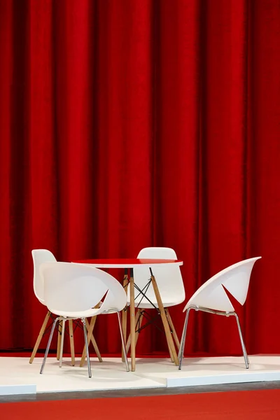 Table Chaises Modernes Avec Toile Fond Rideau Rouge Élégant Intérieur — Photo