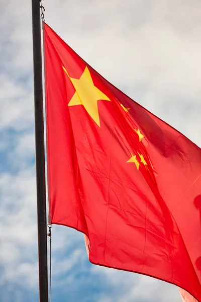 Bandeira China Acenando Sobre Céu Azul Emblema Nacional Chinês — Fotografia de Stock
