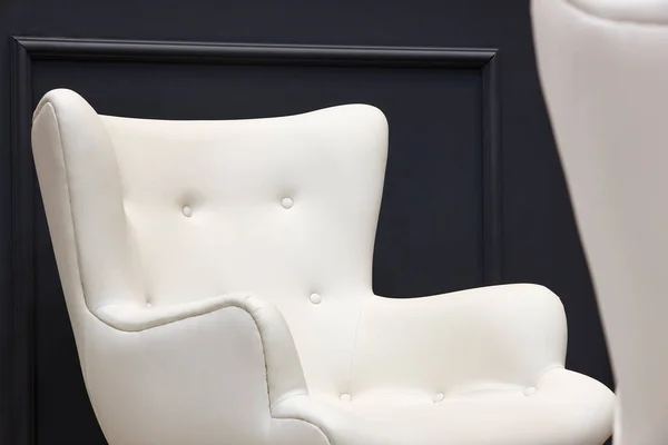 白色扶手椅和黑色墙壁 室内装潢简约主义 — 图库照片