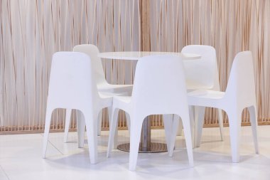 Beyaz sandalyeler ve masa içi seti. Modern konforlu plastik mobilyalar   