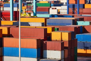 Konteynırlar nakledilmeye hazır. Lojistik. Küresel pazar Uluslararası ekonomi