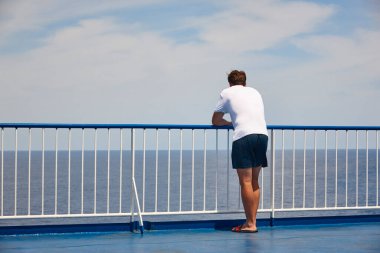 Denize bakan bir adam. Tatil ve yaz tatili