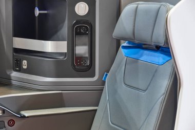 Business class ticari uçak koltukları. Birinci sınıf ulaşım. Turizm