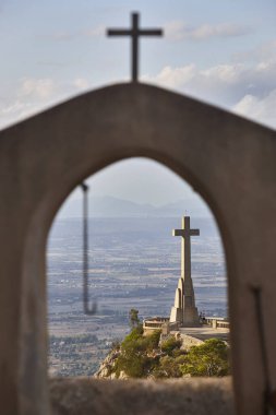 Mallorca 'nın bakış açısı. Cruz del Picot. San Salvador santuari. İspanya