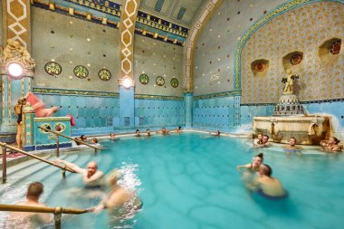 Budapeşte 'de havuzlu tarihi Gellert termal banyo spası. Macaristan