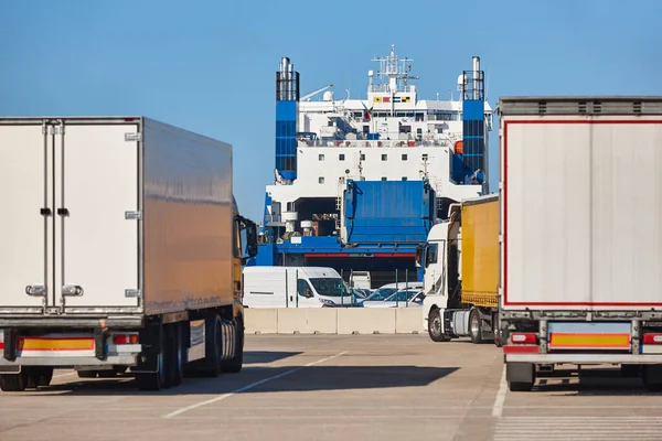 Transporte Industria Logística Camiones Embarcaciones Listos Para Ser Cargados — Foto de Stock