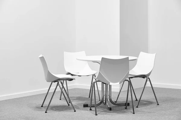 白い椅子とテーブルの屋内セット 現代的な快適なプラスチック家具 — ストック写真