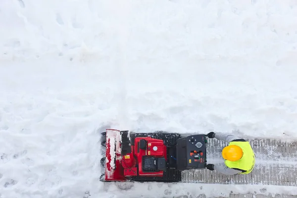 Рабочий Чистит Снег Тротуаре Снегоочистителем Техобслуживание — стоковое фото