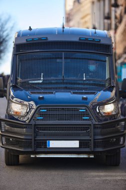 Caddedeki zırhlı polis aracı. Şiddet ve vandalizm koruması