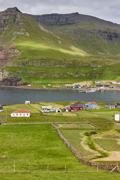 Yeşil Faroe Adaları Kıyı Köyü Manzaralı Famjin Suduroy — Stok fotoğraf