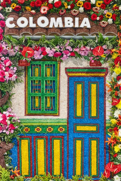 哥伦比亚传统的五彩缤纷的房屋立面是花做的 旅行美国A — 图库照片