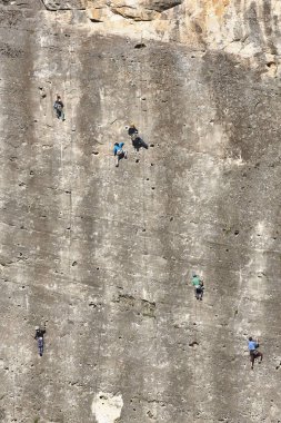 Granit duvara tırmananlar. Olağanüstü bir spor. Açık havada dağ aktivitesi