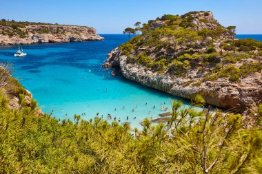 Mallorca 'da turkuaz sular. Moro plajı. Akdeniz kıyı şeridi. İspanya