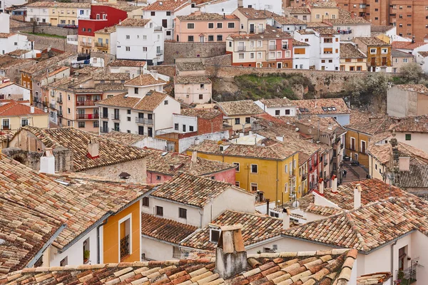 クエンカユネスコ遺産旧市街の伝統的な多色の家 スペイン — ストック写真