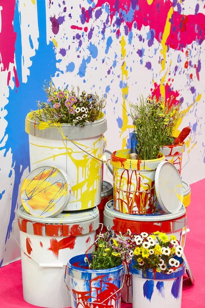 Bemalte Eimer Und Blumentöpfe Mit Buntem Hintergrund — Stockfoto
