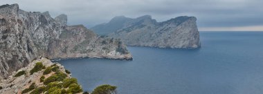 Mallorca adalarında eski pelerin. Tramuntana sahil şeridi panoramik manzarası. İspanya
