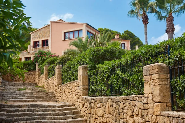 Mallorca 'da geleneksel taş ev. Balear Adası yazı. İspanya