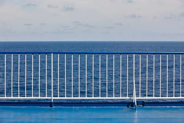 Κρουαζιέρα Handrail Κατάστρωμα Φόντο Τον Ωκεανό Και Τον Ουρανό Ταξίδι — Φωτογραφία Αρχείου