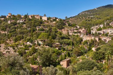 Geleneksel taş evler ve Deia 'daki tramuntana dağları. Mallorca, İspanya
