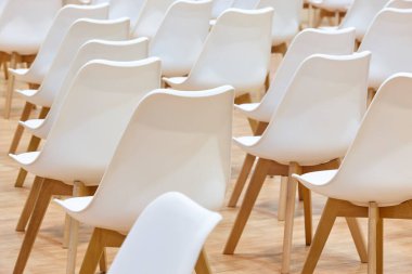 Toplantı odasında beyaz sandalyeler. İş sahası kapalı