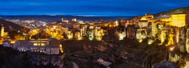 Panoramik aydınlatma, alacakaranlıkta Cuenca 'nın pitoresk şehri. İspanyolca vurgu