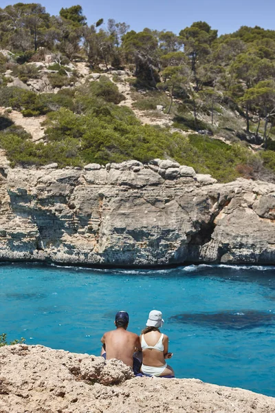 Spanya Yaz Mallorca Akdeniz Türkuaz Suyunun Keyfini Çıkaran Çift — Stok fotoğraf