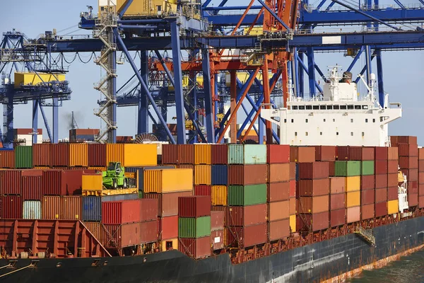 Bir gemide konteynırlar. Küresel pazar Kargo sevkiyatı. Uluslararası ekonomi