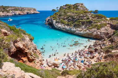 Mallorca 'da turkuaz sular. Moro plajı. Akdeniz kıyı şeridi. İspanya