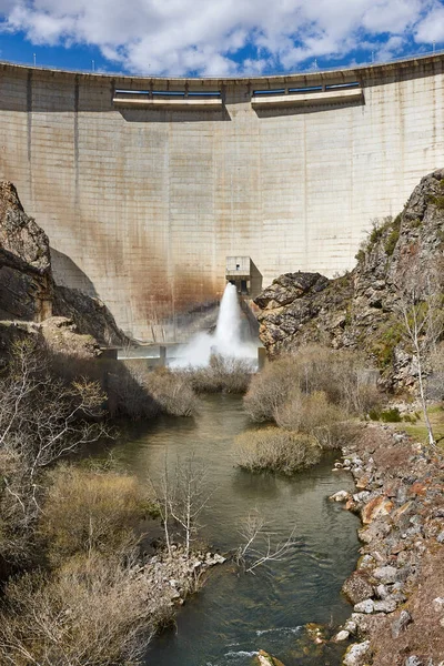 Dam Afvoerwater Riano Hydraulische Kracht Castilla Leon Spanje — Stockfoto