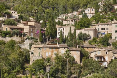 Deia 'daki geleneksel taş evler ve tramuntana sıradağları. Mallorca, İspanya