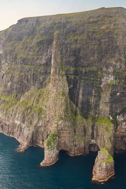 Faroe adalarında yığın, Sandavagur. Vagar adası kıyı şeridinde Trollkonufingur.