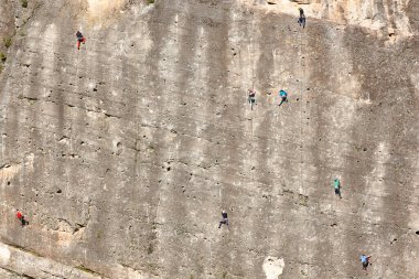 Granit duvara tırmananlar. Olağanüstü bir spor. Açık havada dağ aktivitesi