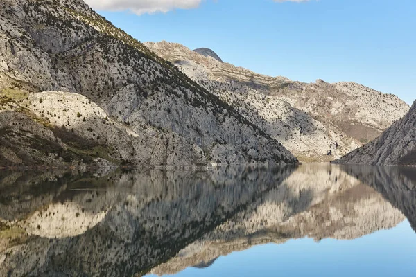 Picturesque Reservoir Mountain Landscape Riano Mirror Effect Spain — стоковое фото