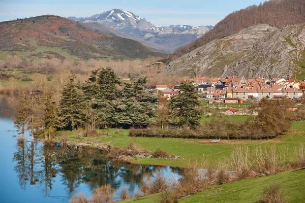 Picturesque Reservoir Mountain Landscape Buron Village Spain — Stock Photo, Image