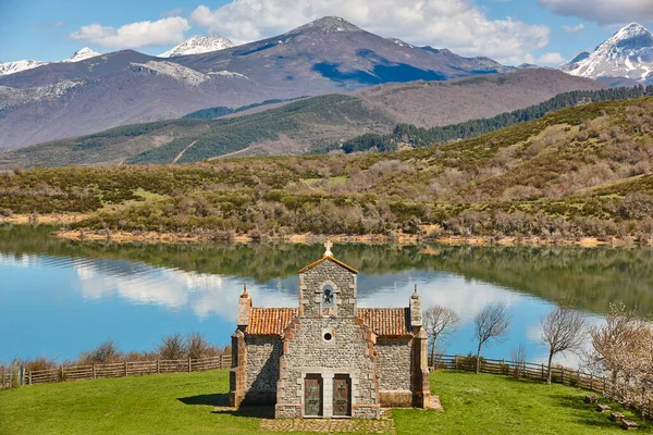 Schilderachtige Kapel Van Quintanilla Het Riano Berglandschap Castilla Leon — Stockfoto