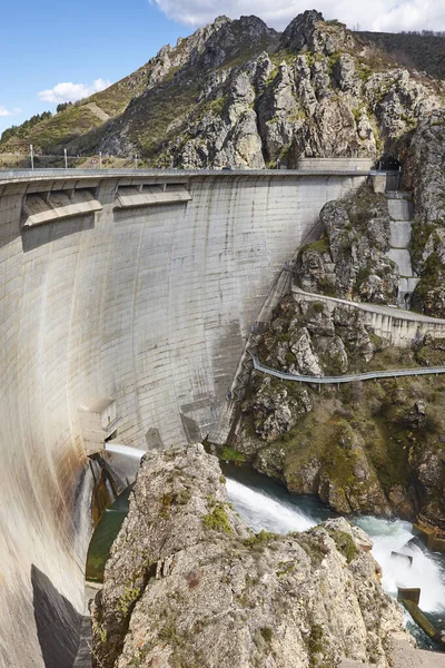 Dam Draining Water Riano Hydraulic Power Castilla Leon Spain — ストック写真