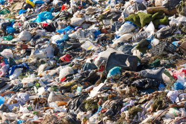 Açık hava çöplüğü. Plastik kirliliği. Çöpleri geri dönüştürüyorum. Tüketim
