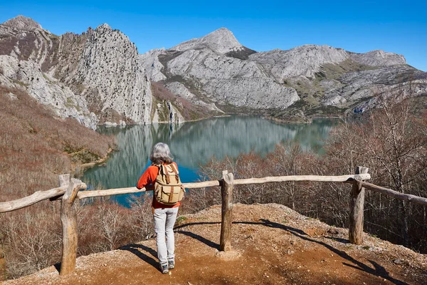 Pintoresco Embalse Paisaje Montaña Riano Caminante España — Foto de Stock
