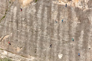Granit duvara tırmananlar. Olağanüstü bir spor. Açık havada dağ aktivitesi